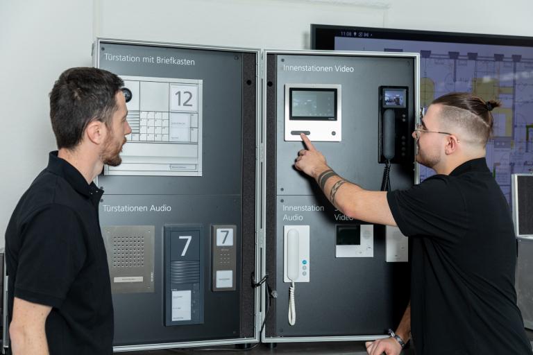 Wallbox im Mehrfamilienhaus installieren lassen 4 WiPi Elektrotechnik Team bei der Installation